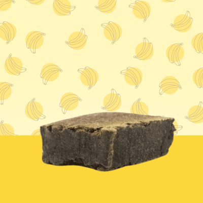 alt="Résine Banana Kush 10% – texture dense, teinte brun clair, arômes fruités et exotiques"