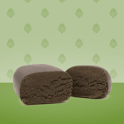 alt="Résine CBD Libanais 10% – teinte brun foncé, texture traditionnelle, arômes boisés et épicés"